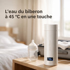 Bouilloire de voyage branchée à 45 °C près d'un biberon dans une chambre – l'eau du biberon à 45 °C en une touche