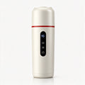 Chauffe-biberon voiture blanc avec liseré rouge et écran LED affichant 45 °C, sur fond blanc