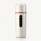 Chauffe-biberon voiture blanc avec liseré rouge et écran LED affichant 45 °C, sur fond blanc